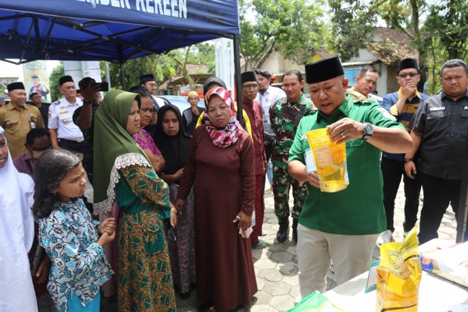 RINGANKAN WARGA: Bupati Jember Hendy Siswanto meninjau langsung operasi pasar murah yang berlangsung saat bulan Ramadan pada kegiatan J-Berbagi. Kini pasar murah kembali hadir.