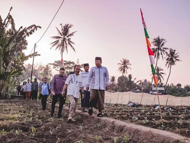 TANGGUH: Bupati Jember Hendy Siswanto meninjau langsung irigasi tanah di Desa Sumberejo, Kecamatan Ambulu, kemarin (24/5). (DISKOMINFO UNTUK RADAR JEMBER)