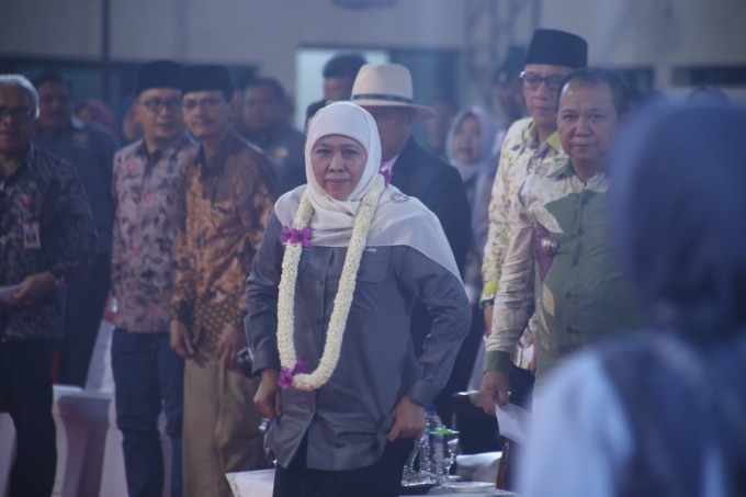 BERKUNJUNG: Gubernur Jatim Khofifah Indar Parawansa bersama Bupati Jember Hendy Siswanto yang hadir dalam kegiatan LKS SMK se-Jatim di Polije, kemarin (23/5).