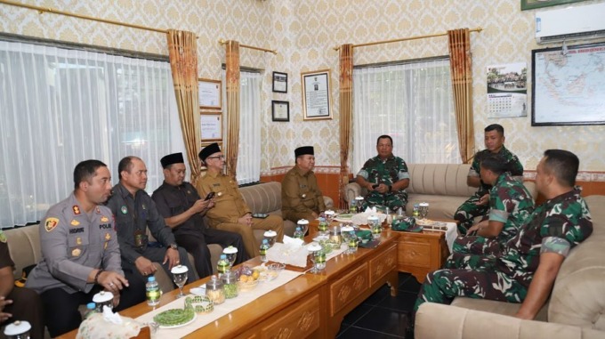 SOSIALISASI: Sejumlah unsur masyarakat Balung, mulai dari kades, pemuda, hingga tokoh agama diberikan pengetahuan pelaksanaan Pemilu Tahun 2024, kemarin (16/5).