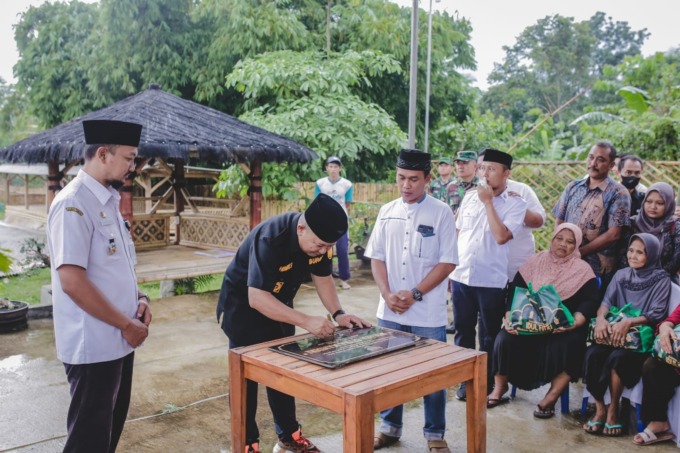 MENDUKUNG: Bupati Jember Hendy Siswanto saat meresmikan BUMDesma Arjasa, (6/4).