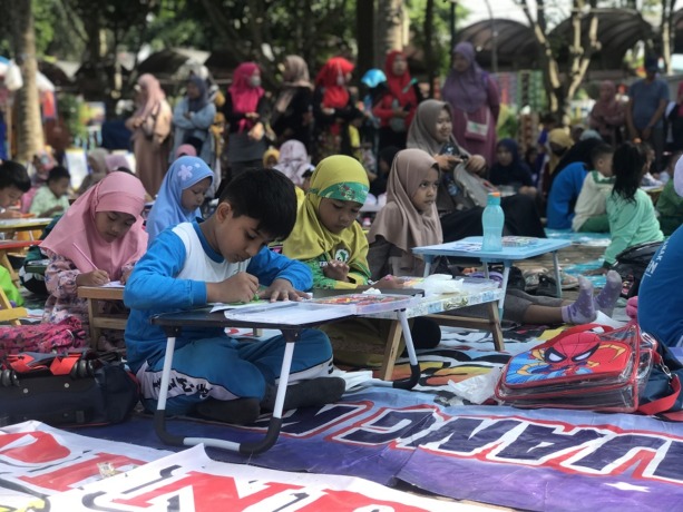 FOKUS: Anak-anak yang mengikuti lomba mewarnai pada peringatan Hardiknas 2023 di Alun-Alun Jember, kemarin (3/5).