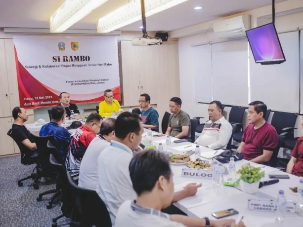 BERI MASUKAN: Bupati Jember Hendy Siswanto bersama Wabup Jember Firjaun Barlaman saat mengikuti rapat pengendalian inflasi di Bank Mandiri Jember, kemarin (10/5). (PEMKAB JEMBER UNTUK RADAR JEMBER)