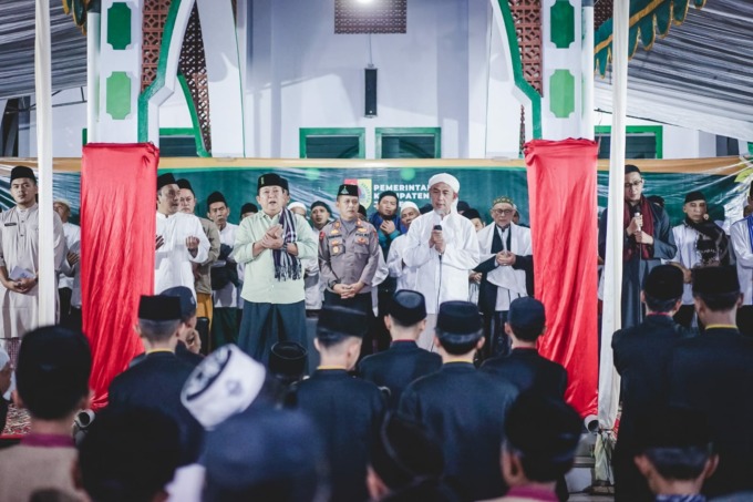 TONGGAK AGAMA: Bupati Jember Hendy Siswanto ikuti zikir dan salawat nabi di Ponpes Darul Hikmah Al-Ghazaali, 6 Maret lalu.