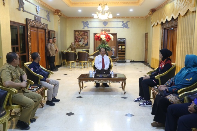 BANGGA: Bupati Jember Hendy Siswanto bangga menyambut kedatangan atlet bola voli dari Jember yang meraih medali perunggu SEA Games di Pendapa Wahyawibawagraha, kemarin (22/5). Megawati juga berfoto dengan menunjukkan raihan medali perunggu dan motor pemb