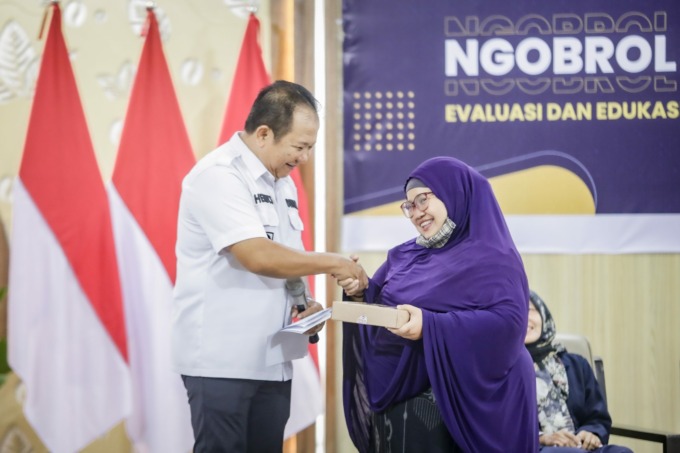 CINTA PRODUK LOKAL: Bupati Jember Hendy Siswanto kagum dengan produk lokal masyarakat Jember saat kegiatan Ngobrol Bareng UMKM.