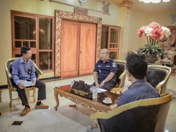 DISKUSI: Bupati Jember Hendy Siswanto saat audiensi bersama PLN Jember dan PLN Jatim di Pendapa Wahyawibawagraha.