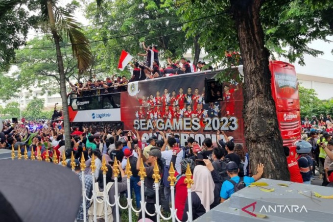 Sejumlah pemain Timnas U-22 Indonesia menaiki atap bus saat arak-arakan peraih 87 emas SEA Games 2023 di halaman Kemenpora Jakarta, Jumat (19/5/2023).