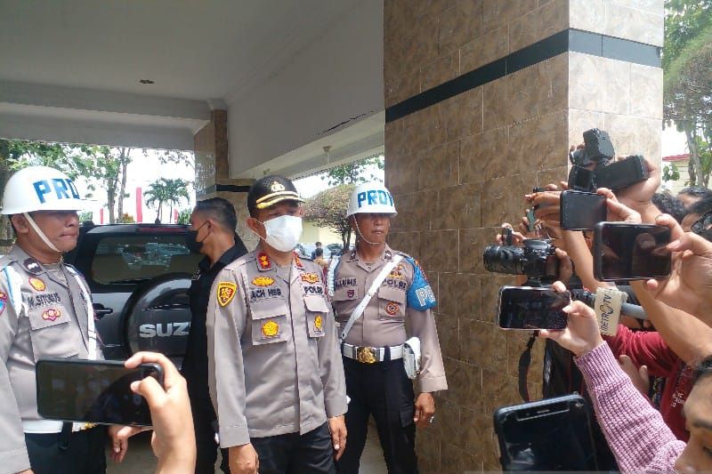 AKBP Achiruddin Hasibuan (tengah) tidak banyak berkomentar kepada awak media saat sidang kode etik di Gedung Bidang Propam Polda Sumut, Selasa (2/5/2023).