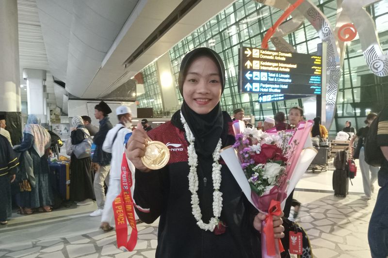 Pesilat Indonesia Safira Dwi Meilani berpose setelah mengikuti upacara penjemputan atlet SEA Games di Bandara Soekarno-Hatta, Tangerang, Kamis (11/5/2023).