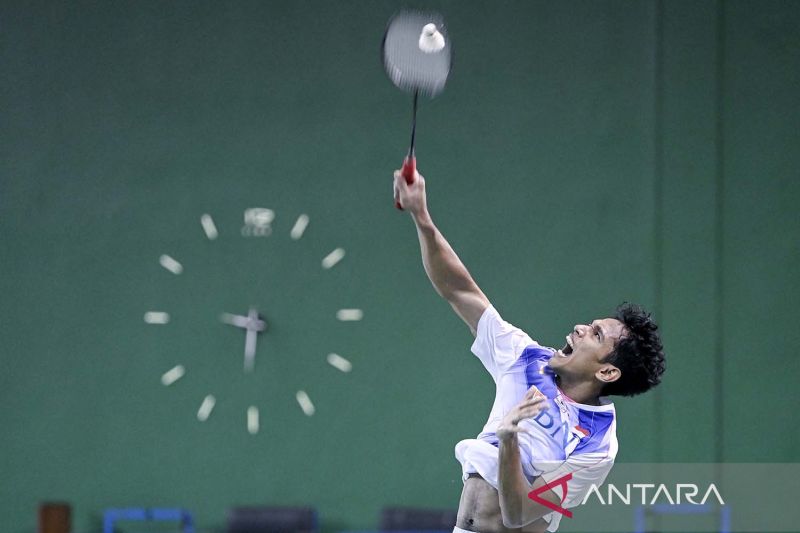 Pebulu tangkis tunggal putra Indonesia Chico Aura Dwi Wardoyo berlatih di Pemusatan Latihan Nasional (Pelatnas) Bulu Tangkis di PBSI Cipayung, Jakarta, Rabu (8/2/2023). PP PBSI menyiapkan para pemain bulu tangkis Indonesia untuk menghadapi berbagai ajang