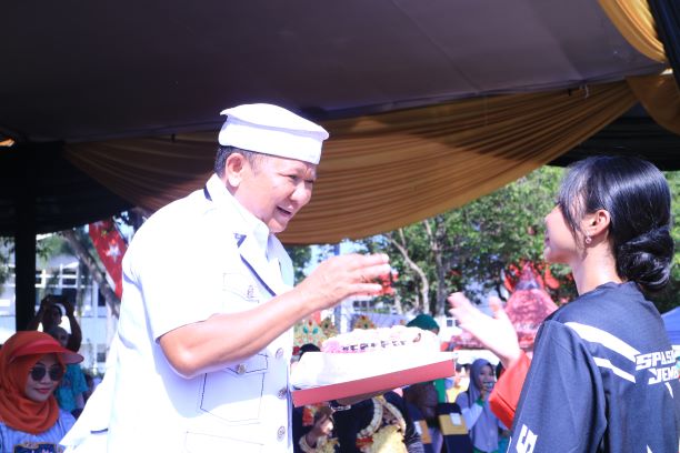 SPONTAN : Bupati Jember Hendy Siswanto saat mendapat ucapan selamat ulang tahun dari salah satu warga, di alun-alun Jember, kemarin pagi.