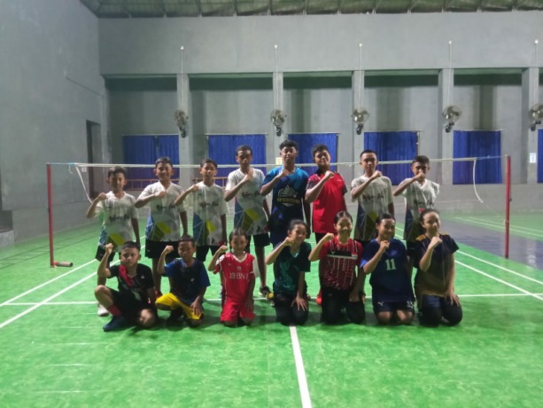 SEMANGAT LATIHAN: Atlet-atlet bulu tangkis muda PB Mutiara ketika berfoto bersama. PB Mutiara menjadi klub baru di PBSI Jember dari Kecamatan Umbulsari.