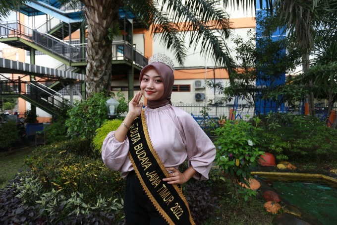 TEBAR SENYUM: Tamara Adi Handayani mengenakan selempang Duta Budaya Jatim. Kini dirinya bertanggung jawab untuk bisa menyebarkan edukasi kebudayaan di Jember.