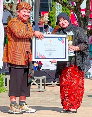 DULANG PRESTASI: Wahyu Budi Lukitasari, kepala sekolah yang membangun taman sains berbasis IoT bantuan tenaga surya dan mendapat penghargaan dari Pemkab Jember.