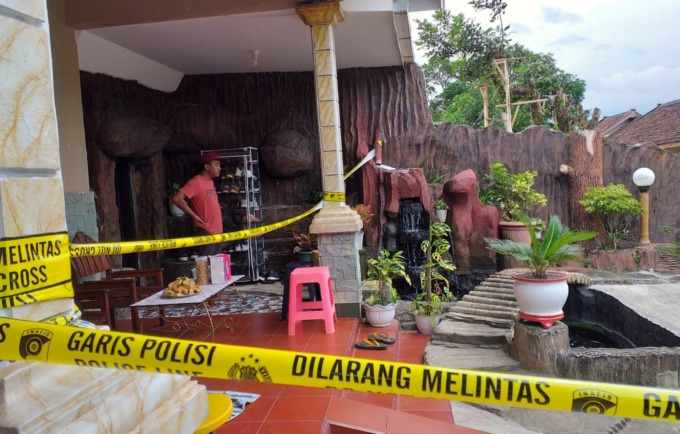 PASANG POLICE LINE: Tempat kejadian perkara bocah tenggelam di kolam koi, langsung dipasang garis polisi. (Ilham Wahyudi/Radar Ijen)