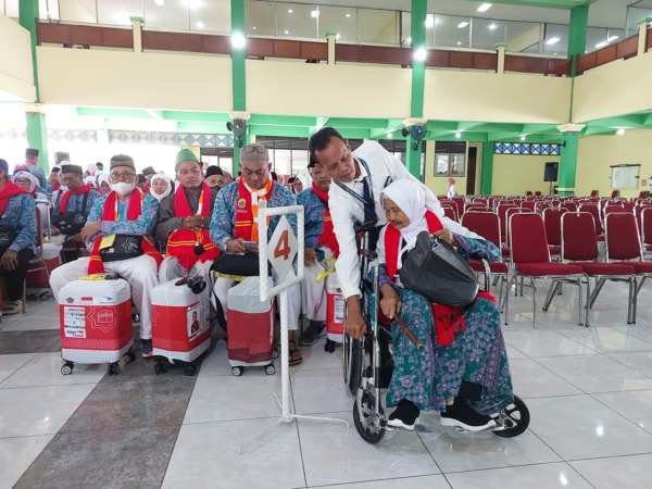 Pariyem, merupakan calon jemaah haji (CJH) tertua berusia 93 Tahun di Embarkasi Solo asal Grobogan, Jawa Tengah. Pasangan suami istri (pasutri) itu berangkat Haji Tahun Ini