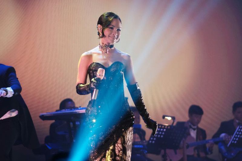 Solois Andien Aisyah kala tampil dalam peluncuran pusat seni dan budaya Radjawali Semarang Cultural Center, Senin (15/5).