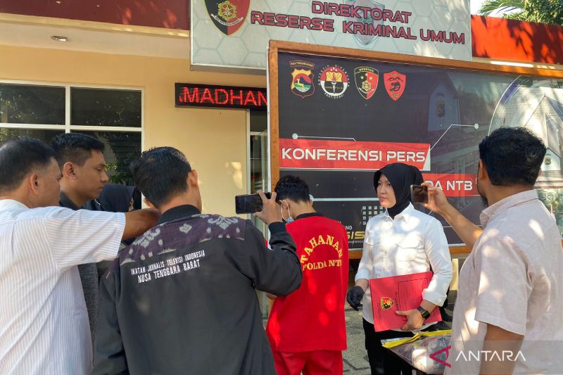 Petugas kepolisian mendampingi tersangka kasus dugaan persetubuhan berinisial HY (ketiga kanan) saat hadir dalam konferensi pers di Polda NTB, Mataram, Rabu (17/5/2023).