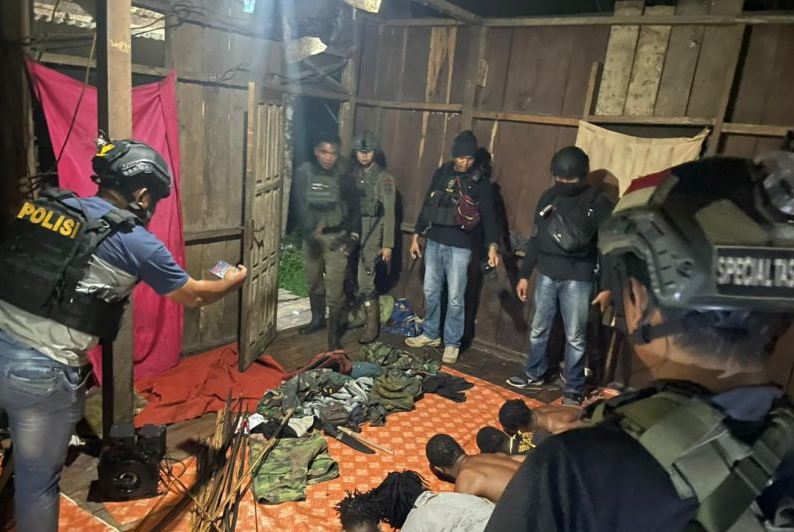 Arsip Foto: Anggota Satgas Damai Cartenz 2023 dan Polres Yahukimo melakukan penggerebekan di salah satu rumah yang diduga  tempat persembunyian kelompok kriminal bersenjata (KKB), Kamis (4/5/2023).