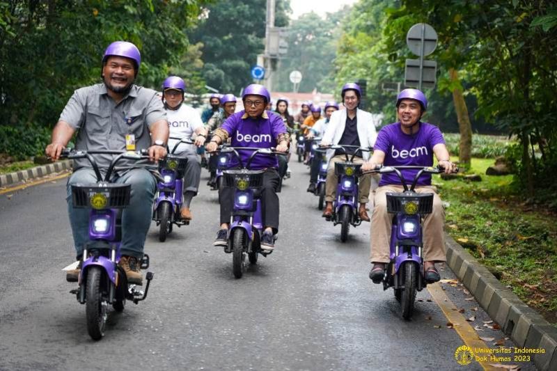 Wakil Rektor Bidang SDM dan Aset UI, Prof. Dr. Ir. Dedi Priadi ketika mencoba sepeda listrik Beam Mobility.