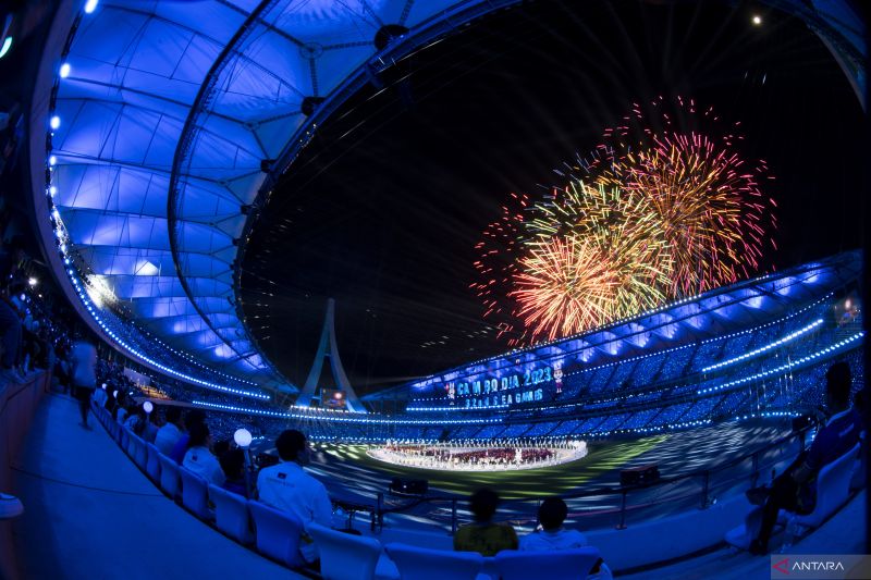 Suasana pesta kembang api saat upacara Pembukaan SEA Games 2023 di Stadion Morodok Techno National Stadium, Phnom Penh, Kamboja, Jumat (5/5/2023). SEA Games ke - 32 tersebut berlangsung 5 -17 Mei 2023.