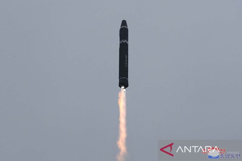 Arsip - Sebuah rudal balistik antarbenua (ICBM) Hwasong-15 diluncurkan di Bandara Internasional Pyongyang, di Pyongyang, Korea Utara (18/2/2023), dalam foto yang dirilis oleh Kantor Berita Pusat Korea (KCNA) Korut. 