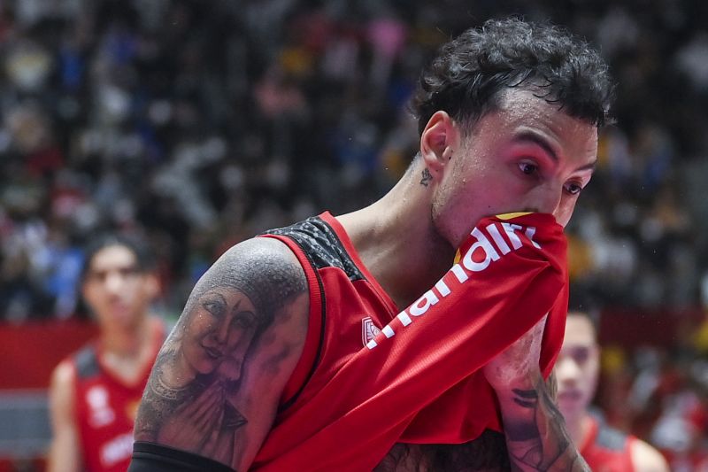 Pebasket Indonesia Brandon Van Dorn Jawato membasuh keringat usai melawan tim nasional basket Australia dalam babak penyisihan Grup A FIBA Asia Cup 2022 di Istora Gelora Bung Karno, Senayan, Jakarta, Sabtu (16/7/2022). ANTARA FOTO/Galih Pradipta/wsj