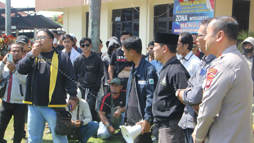 Kelompok PSHT saat memberikan keterangan terkait anggotan perguruan silat itu diserang saat peringatan acara musik di Polres Bantul kemarin (29/5).