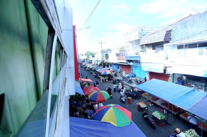 SUDAH BUKA: Suasana Jalan dr Wahidin samping Pasar Tanjung terlihat beberapa PKL yang sudah buka lapak sekitar pukul 15.00, kemarin.