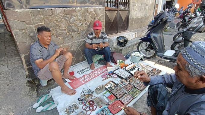 MASIH DIMINATI: Suasana jual beli batu akik di sekitaran Pasar Tanjung. Ternyata batu akik masih ada peminatnya.