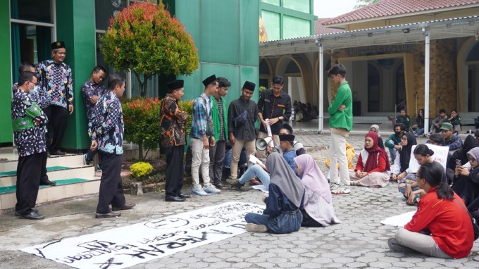 PROTES: Sejumlah mahasiswa UIJ berunjuk rasa kepada pihak rektorat kampus. Rektor menandatangani persetujuan tuntutan mahasiswa di depan halaman gedung rektorat UIJ Kampus 1, kemarin (10/5).