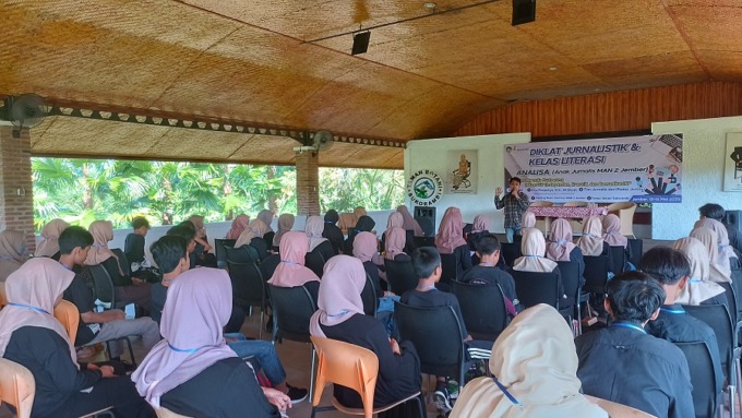 TRANSFER ILMU: Dwi Siswanto, redaktur Jawa Pos Radar Jember, ketika memberikan pelatihan diklat jurnalistik kepada siswa-siswi SMP dan MTs.