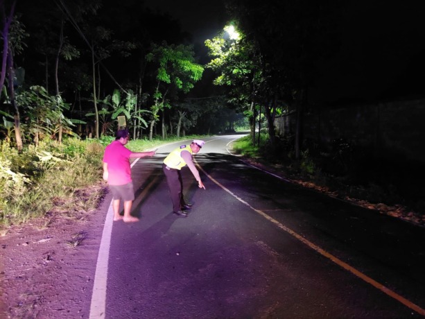 DATANGI LOKASI: Anggota Satlantas Polres Jember saat melakukan olah tempat kejadian perkara (TKP) dilokasi kecelakaan.
