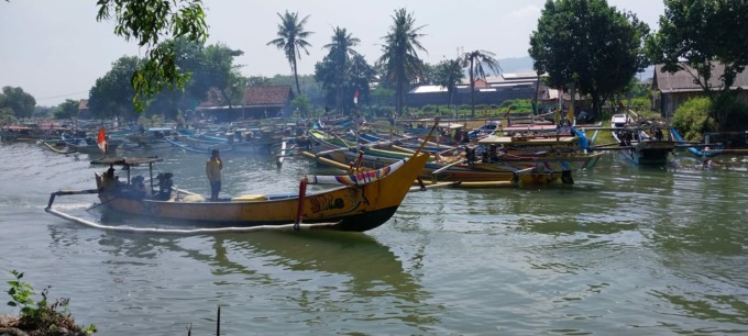 TANPA PELAMPUNG: Nelayan yang berangkat melaut menggunakan jukung. Rata-rata mereka tidak menggunakan pelampung untuk keselamatan saat melintas di Plawangan Pancer, Puger.