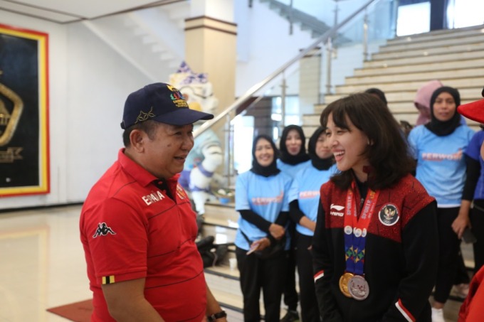 BANGGA: Bupati Jember Hendy Siswanto menyambut kedatangan Febriana Dwi Puji Kusuma, kemarin (19/5). Dia adalah atlet bulu tangkis asal Jember peraih medali emas di SEA Games.