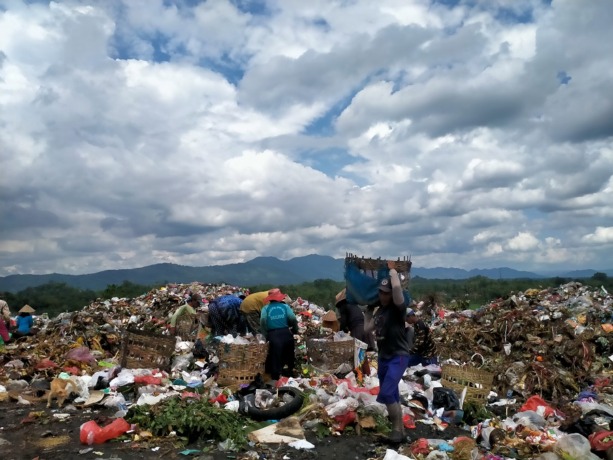 MENUMPUK: Kondisi TPA Pakusari setelah Lebaran yang kini mengalami penurunan volume sampah.