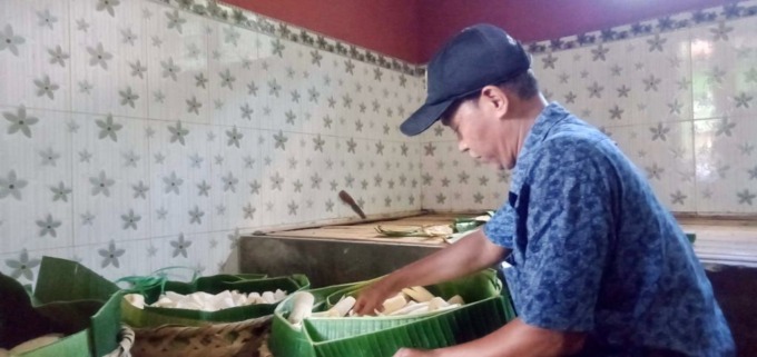 TELATEN: Tossan, warga Kecamatan Binakal, saat memilah tape hasil produksi yang sudah siap jual. Kini, jumlah produksi mulai meningkat.