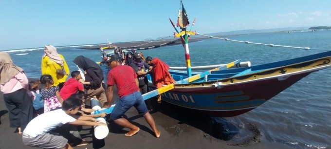 REZEKI TAK TERDUGA: Sejumlah nelayan asal Dusun Getem, Desa Mojomulyo, Kecamatan Puger, saat mengantar wisatawan yang berkunjung ke Pantai Cemara.