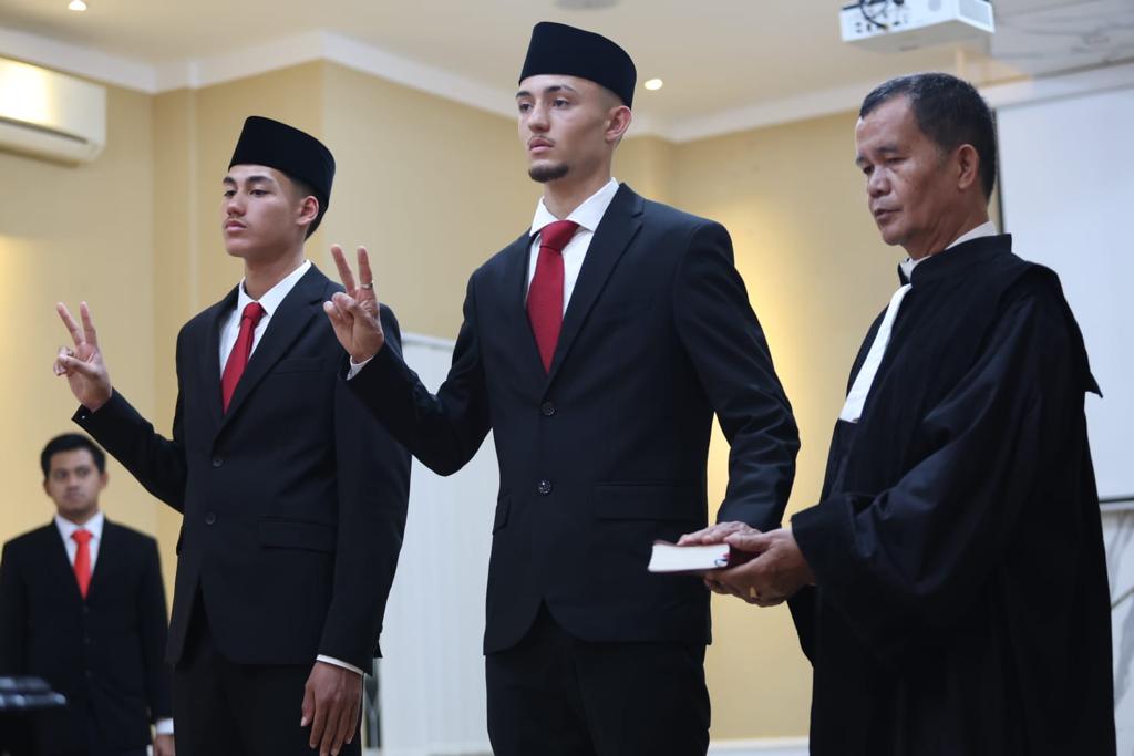 JADI WNI: Ivar Jenner (tengah), pemain naturalisasi yang siap membela Indonesia. Sang nenek lahir di Jember, membuat pemain berdarah Belanda–Indonesia ini mau menjadi WNI.