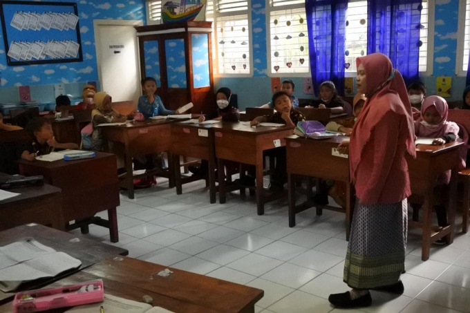 HARUS ADA MULOK: Salah satu kondisi saat belajar mengajar di ruang kelas. Muatan lokal menjadi salah satu pelajaran penting bagi siswa-siswi.