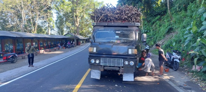 RUSAK DI TENGAH JALAN: Sebuah truk mengalami rusak pada bagian gardan di Jalur Gumitir, Dusun Gumitir, Desa Sidomulyo, Kamis (25/5) lalu.
