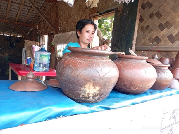 UMKM WARGA: Salah seorang pedagang es cendol di sekitaran JLS. Adanya JLS berdampak pada perekonomian warga sekitar.
