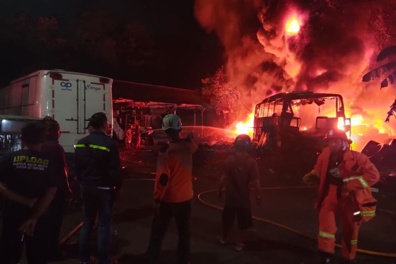 Proses pemadaman kebakaran di Garasi Bus Maju Lancar Jalan Wonosari Kabupaten Bantul, Daerah istimewa Yogyakarta, Selasa (23/5/2023) malam.