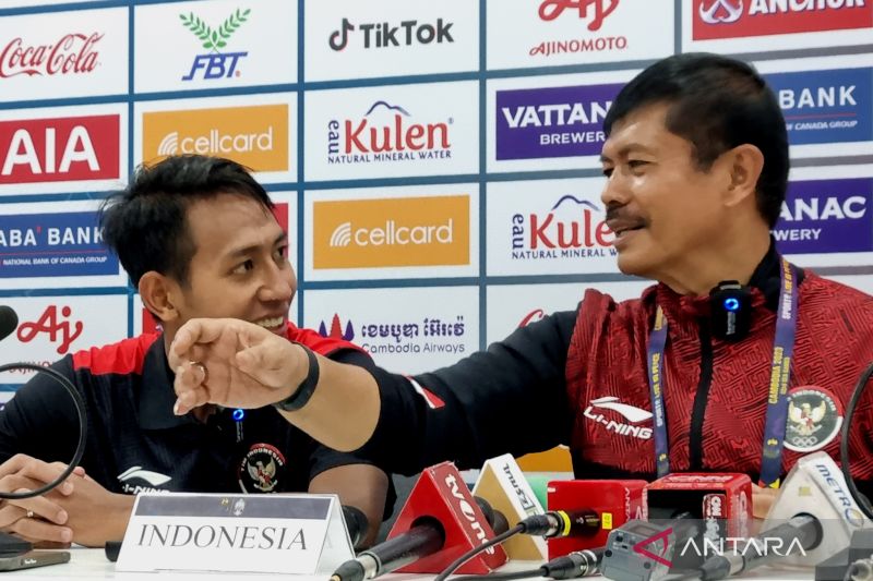 Pelatih timnas U-22 Indonesia Indra Sjafri (kanan) memberi keterangan usai laga Grup A SEA Games 2023 di Olympic Stadium, Phnom Penh, Kamboja, Rabu (10/5/2023) bersama Beckham Putra.
