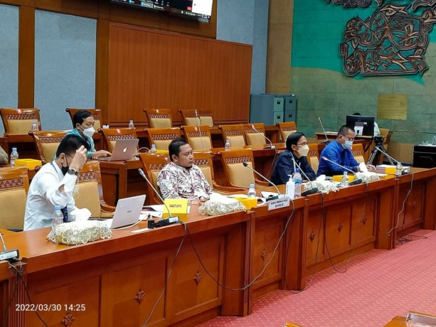 AKSI DAMAI: Nor Afandi, Ketua Umum Ikatan Dosen Tetap Non PNS Republik Indonesia (IDTN-PNS RI) yang juga dosen UIN KHAS Jember, menjawab pertanyaan wartawan dalam sesi wawancara, belum lama ini. (Afandi untuk Radar Jember)