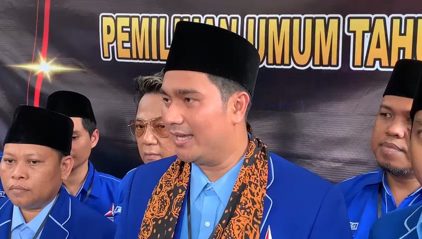 AMBIL GILIRAN: Rombongan DPC Partai Demokrat Jember saat mendaftarkan oke kantor KPU Jember, Minggu siang (14/5). (MAULANA/RADAR JEMBER)