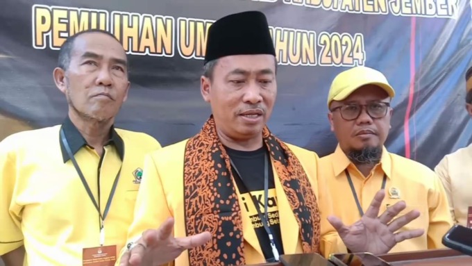 DAFTAR BACALEG: Rombongan DPD Partai Golkar Jember saat mendaftarkan Bacalegnya ke Kantor KPU Jember Minggu siang (14/5).