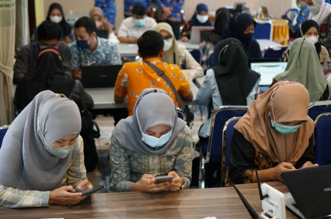 FOKUS: Para pelamar ketika mengikuti seleksi penerimaan calon pegawai di RSUD dr H Koesnaedi Bondowoso, Senin (22/5).