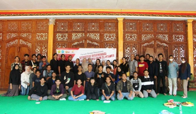 TUMBUHKAN KREATIVITAS: Tim Kelompok Riset Film Studies PSTF Unej foto bersama dengan komunitas film di Jember, seusai kegiatan FGD di Pendapa FIB Unej, Sabtu (27/5).